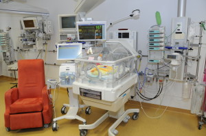 Patientenzimmer mit Inkubator, Neonatologie (15)